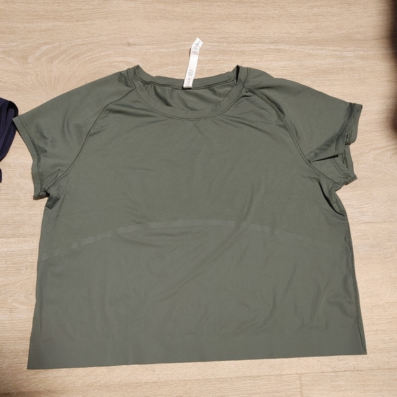 Lululemon Womens Final Lap Short Sleeve Olive Green and Navy Act - Picture 4 of 7
